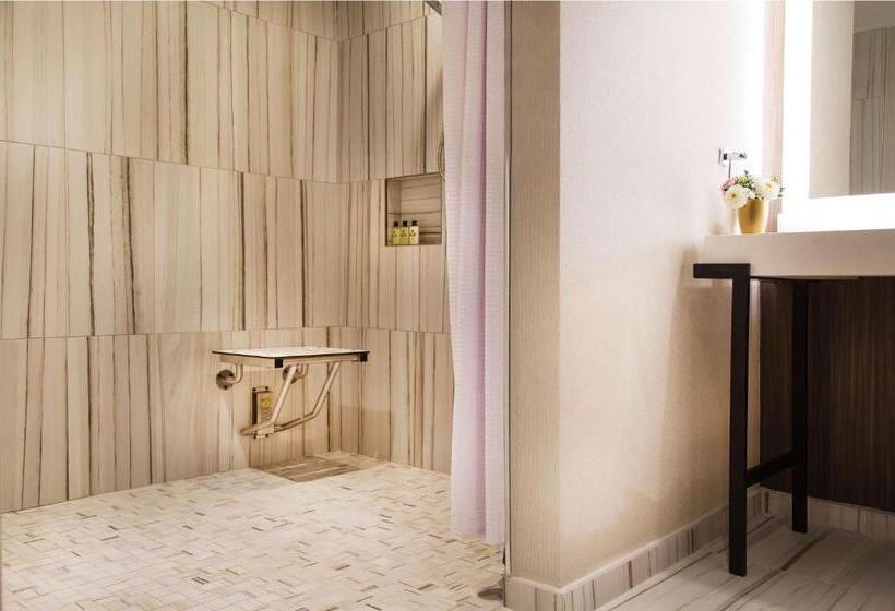 身障者適用キングサイズベッドルーム, The Yorkville Royal Sonesta Hotel Toronto