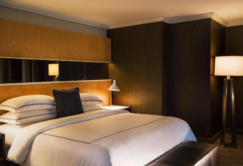 キングサイズベッドのデラックスルーム, The Yorkville Royal Sonesta Hotel Toronto