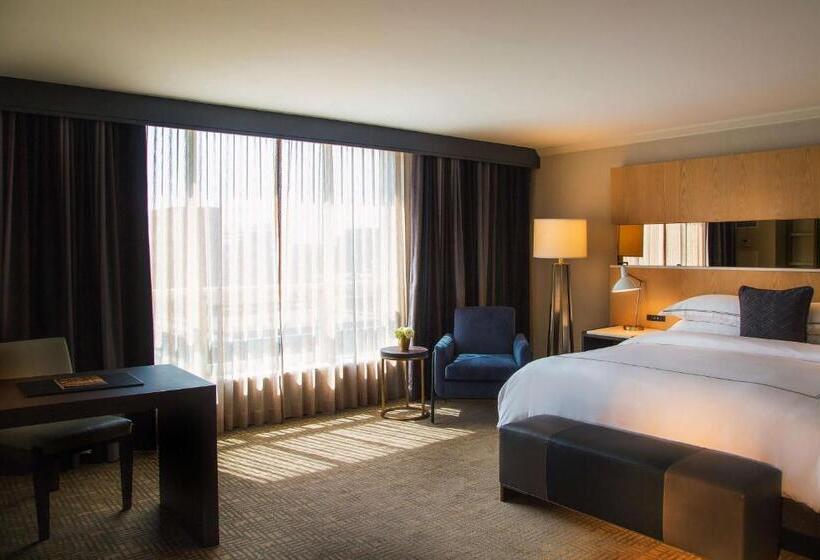 キングサイズベッドのジュニアスイート, The Yorkville Royal Sonesta Hotel Toronto