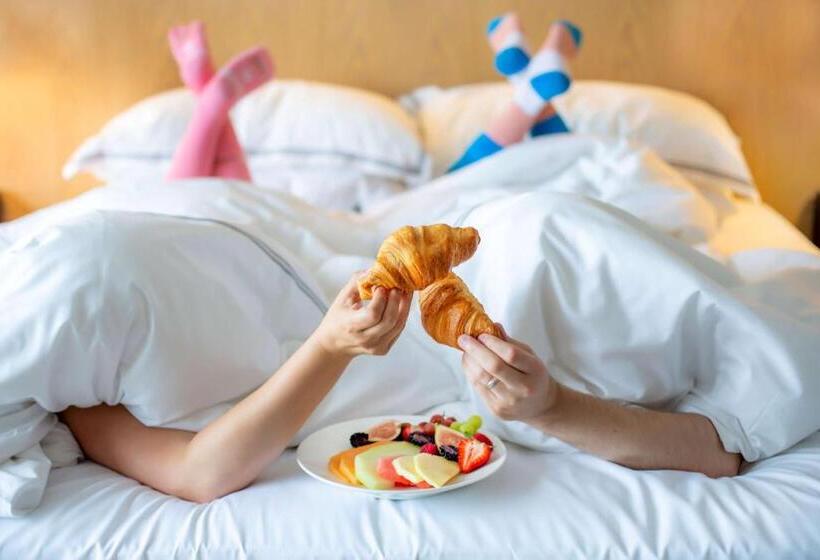 スタンダードスタジオ, The Yorkville Royal Sonesta Hotel Toronto