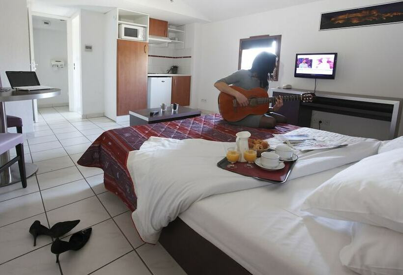 דירת חדר, Adonis Carcassonne