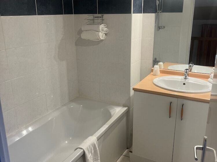 דירת חדר, Adonis Carcassonne