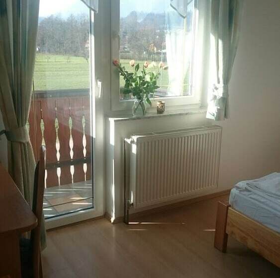 اتاق استاندارد با بالکن, Benda