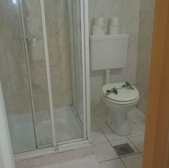 اتاق استاندارد با بالکن, Benda