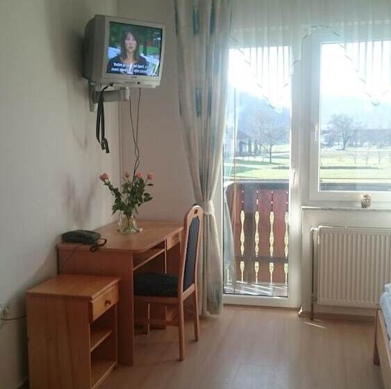 اتاق استاندارد سه تخته با بالکن, Benda