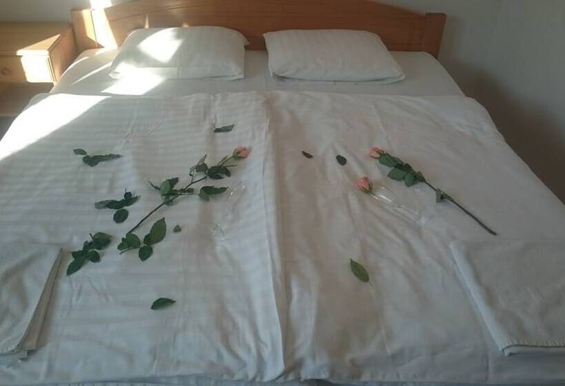 اتاق استاندارد چهارنفره با بالکن, Benda