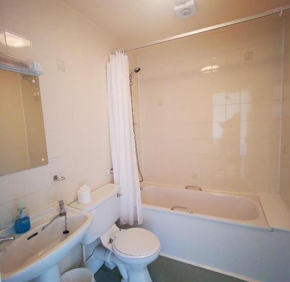 غرفة عائلية, Dreadnought