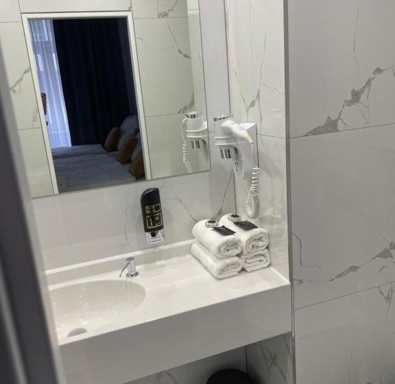 اتاق استاندارد چهار تخته, A1 Royal Plaza