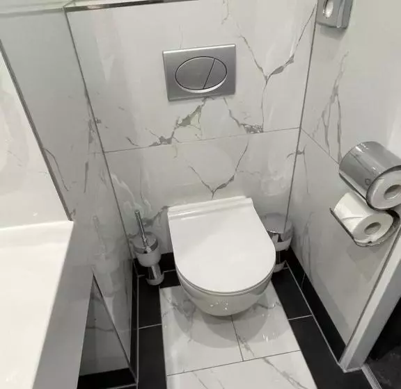 Standard Neljän Hengen Huone, A1 Royal Plaza