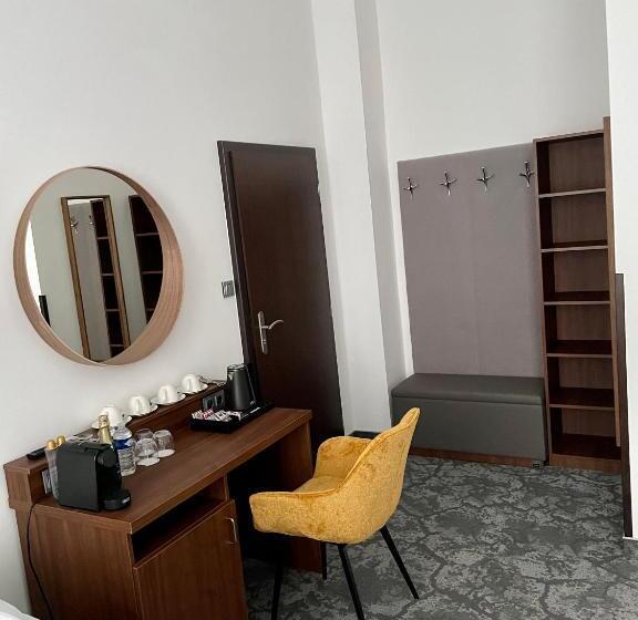 اتاق استاندارد چهار تخته, A1 Royal Plaza