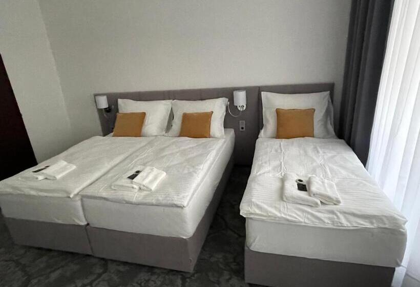 اتاق استاندارد چهار تخته, A1 Royal Plaza