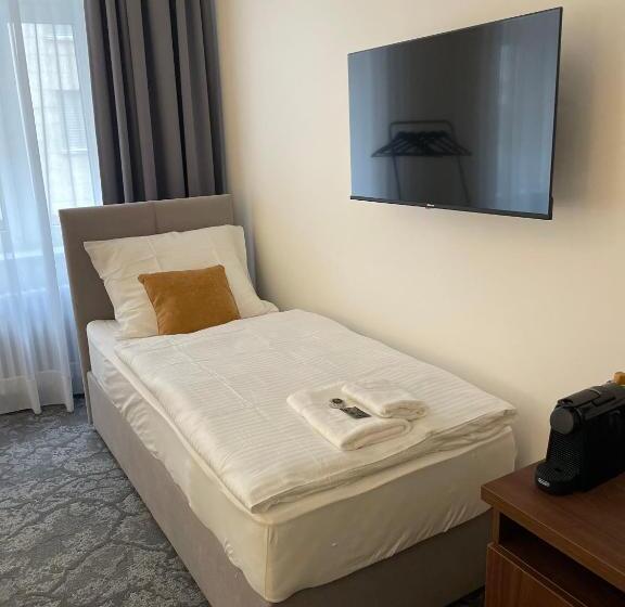 اتاق استاندارد چهار تخته, A1 Royal Plaza