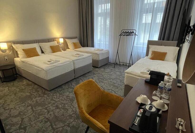 اتاق استاندارد چهار تخته, A1 Royal Plaza