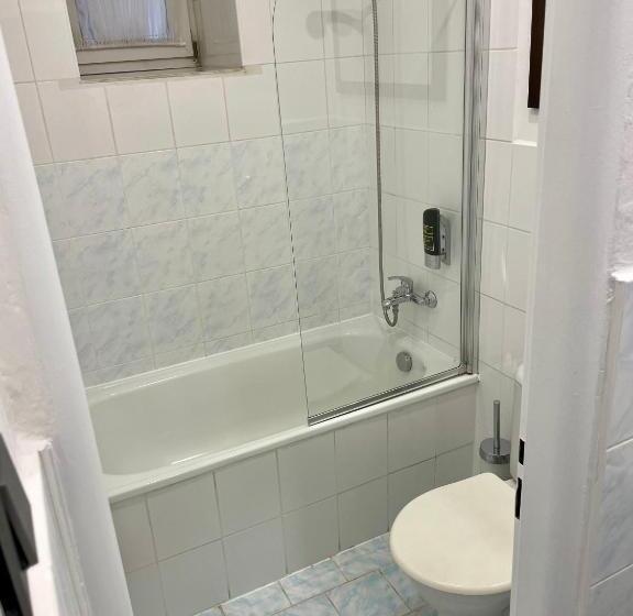 اتاق اکونومی, A1 Royal Plaza