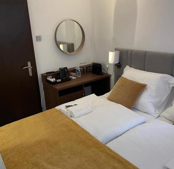 اتاق اکونومی, A1 Royal Plaza