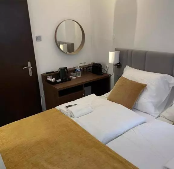 Economy-huone, A1 Royal Plaza