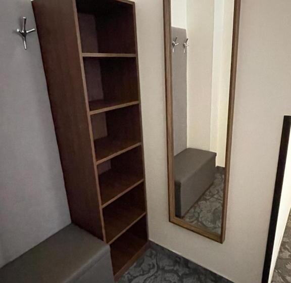 اتاق اکونومی, A1 Royal Plaza