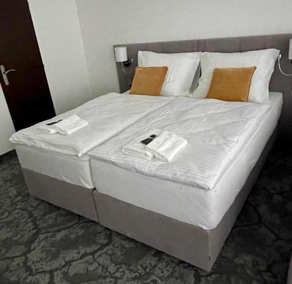 اتاق اکونومی, A1 Royal Plaza