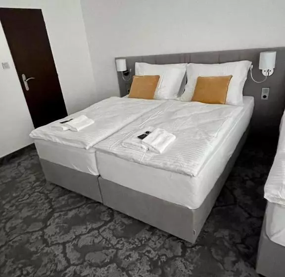 Classic Kolmen Hengen Huone, A1 Royal Plaza