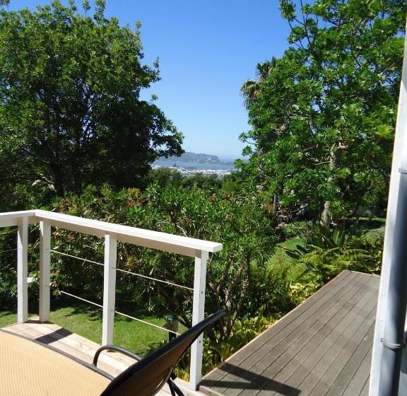 سوییت, Falcons View Manor