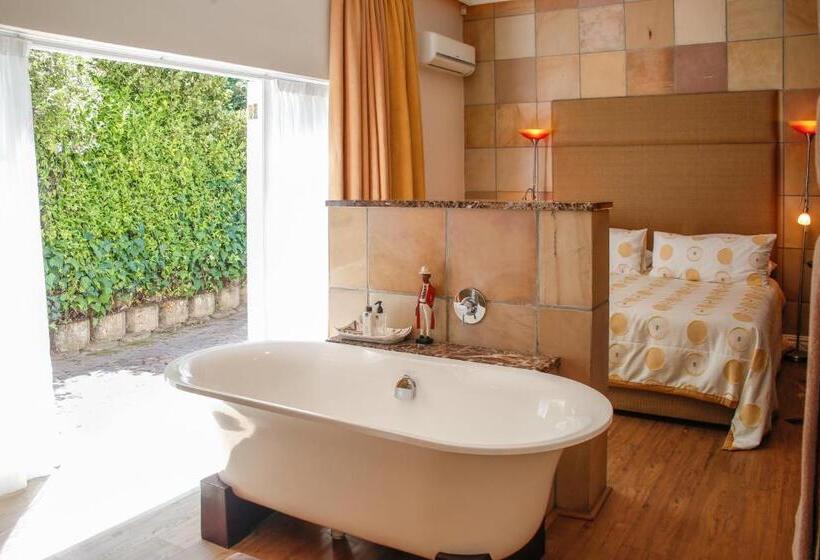 سوییت, Falcons View Manor