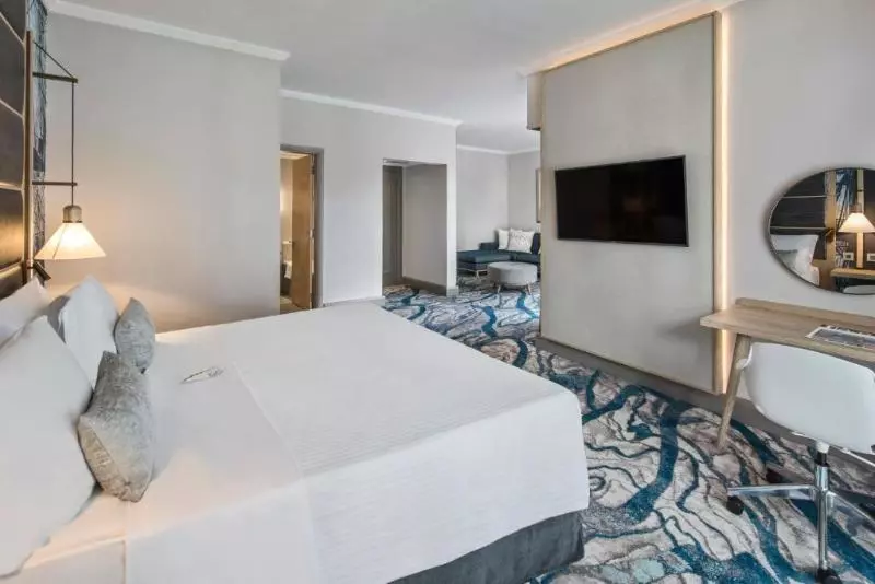 سوییت جونیور, Le Suffren Hotel & Marina
