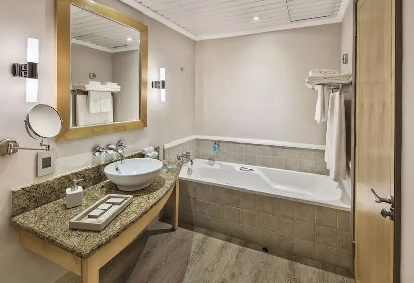سوییت جونیور, Le Suffren Hotel & Marina