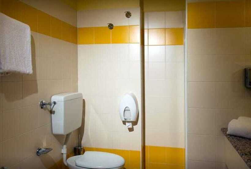 חדר סטנדרט לשלושה, Ayri