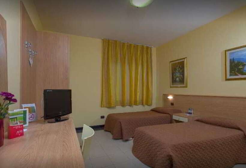 חדר סטנדרט לשלושה, Ayri