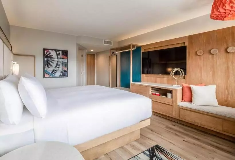 اتاق استاندارد با تخت بزرگ, Crowne Plaza Resort Guam