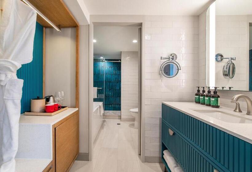 سوییت جونیور با چشم‌انداز دریا, Crowne Plaza Resort Guam