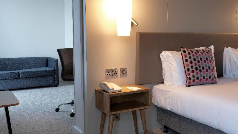 מיטת קינג בסוויטה, Crowne Plaza Stratford Upon Avon, An Ihg