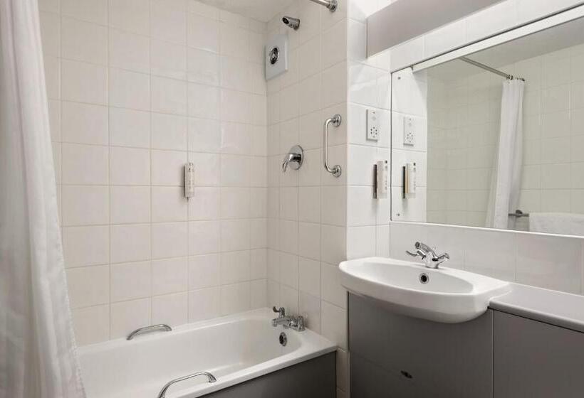 Номер Стандарт, Days Inn Hotel Bradford Leeds