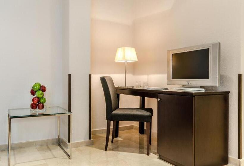 اتاق استاندارد سه نفره, Exe Suites 33