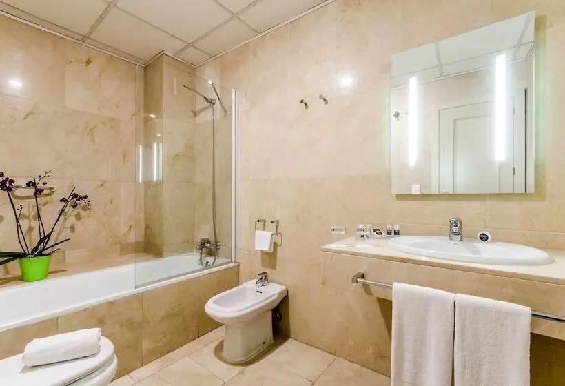 اتاق استاندارد سه نفره, Exe Suites 33