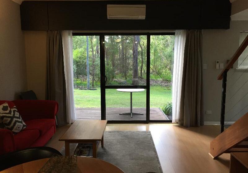 شقة غرفة واحدة, Margarets Forest