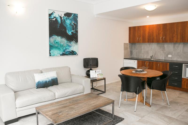 شقة غرفة واحدة, Margarets Forest