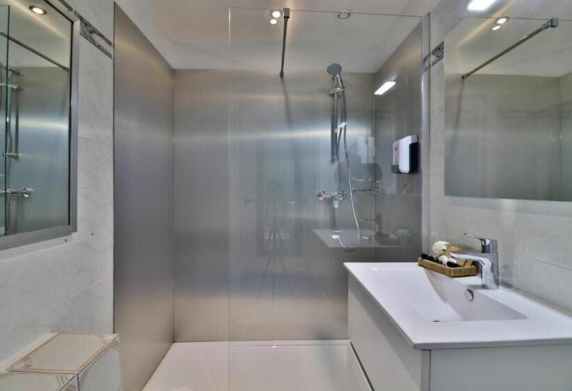 스탠다드 트리플 룸, Restaurant De La Mer