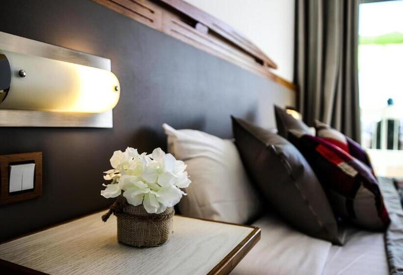 수피리어 룸 풀장 전망, Restaurant De La Mer