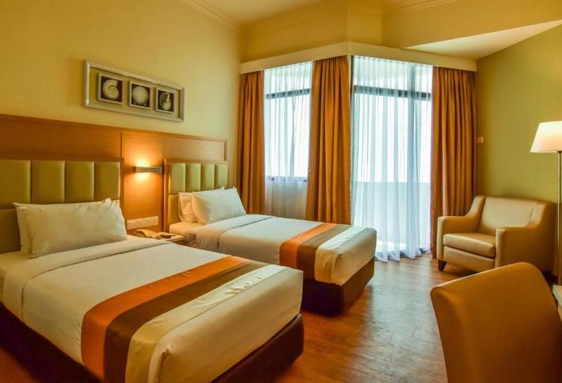 带大床的豪华间, Hompton By The Beach Penang