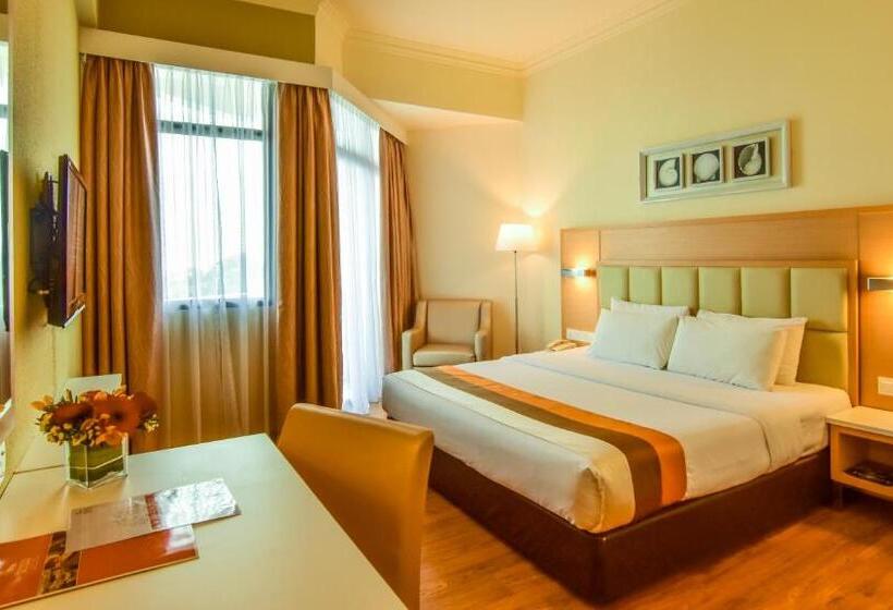 חדר דחוקס עם מיטת קינג, Hompton By The Beach Penang