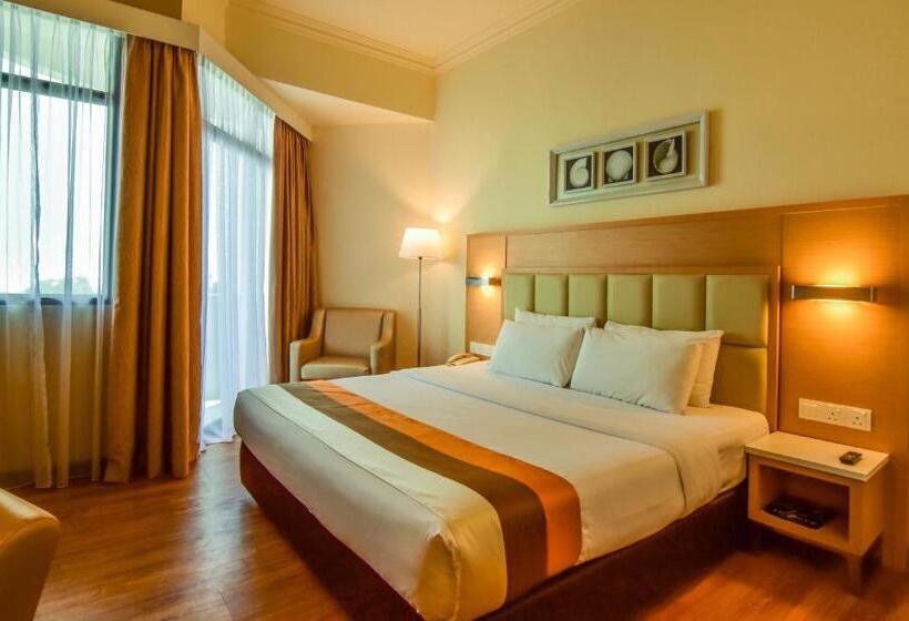 غرفة سوبيريور ذات إطلالة جانبية على البحر, Hompton By The Beach Penang