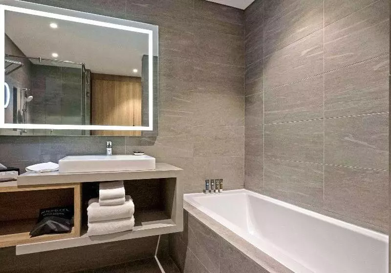 キングサイズベッドのジュニアスイート, Novotel Kuala Lumpur City Centre