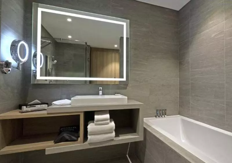 キングサイズベッドのジュニアスイート, Novotel Kuala Lumpur City Centre