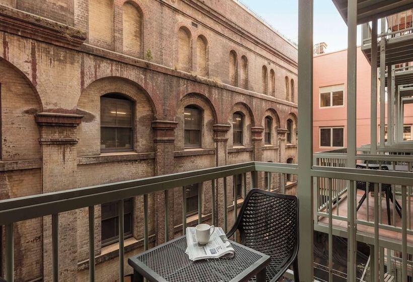 스탠다드 스튜디오, Oaks Sydney Goldsbrough Suites