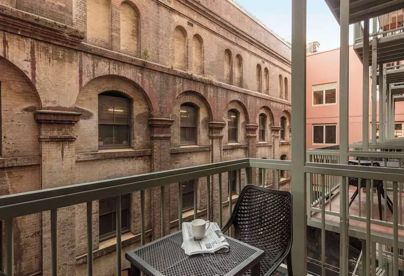 استودیوی استاندارد, Oaks Sydney Goldsbrough Suites