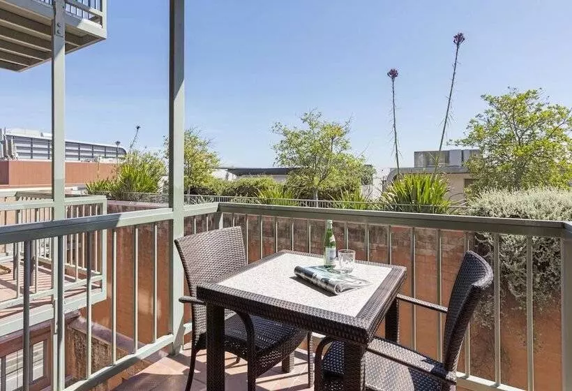 استودیوی استاندارد, Oaks Sydney Goldsbrough Suites