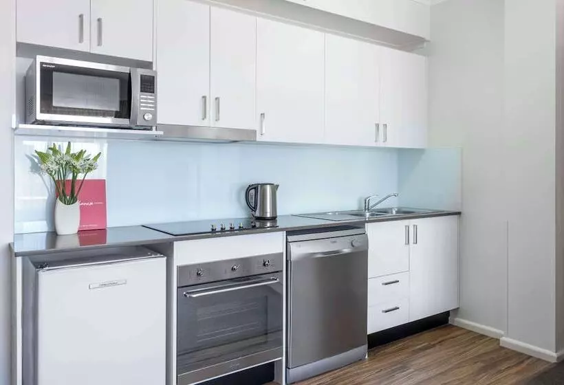 استودیوی استاندارد, Oaks Sydney Goldsbrough Suites