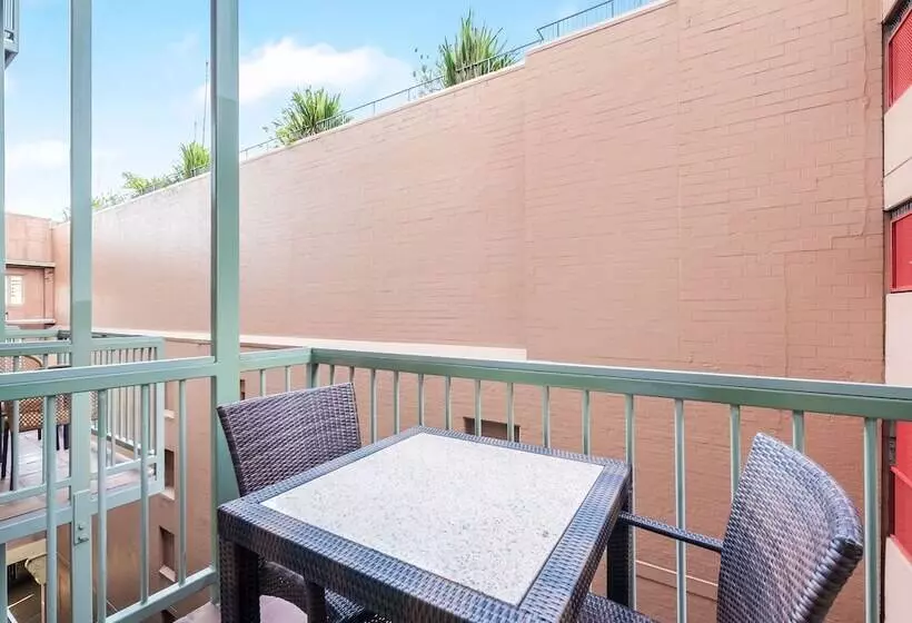 استودیوی استاندارد, Oaks Sydney Goldsbrough Suites