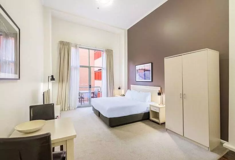 استودیوی استاندارد, Oaks Sydney Goldsbrough Suites